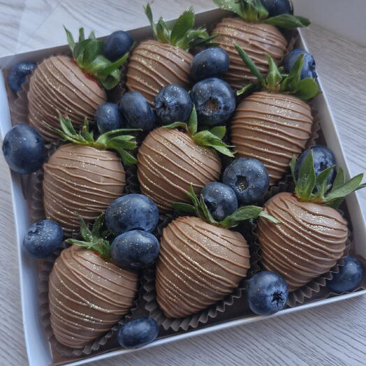 Клубника в шоколаде со свежий голубика