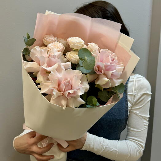 Букет французские розовые розы и кустовые розы с добавление эвкалипта / для девушки/ коллеги/ для мамы