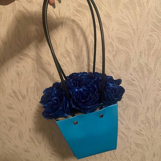Корзинка из 11 сияющих роз 🌹