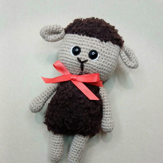 Вязаная игрушка Овечка (коричнево-бежевая)