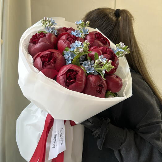 ТОП 🔝 Бордовые пионы и голубые незабудки