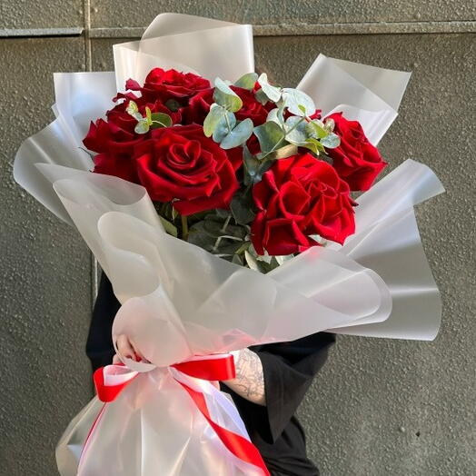 Семь французских роз с эвкалиптом