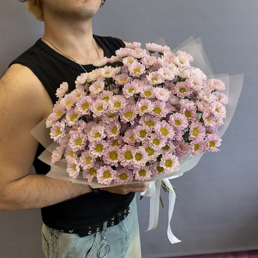 Монобукет из сиреневых хризантем Сантини в матовой белой упаковке🌸