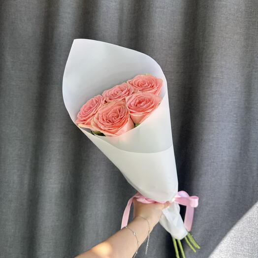 Конверт с 5 нежно-розовыми розами «Нежный комплимент» 💗