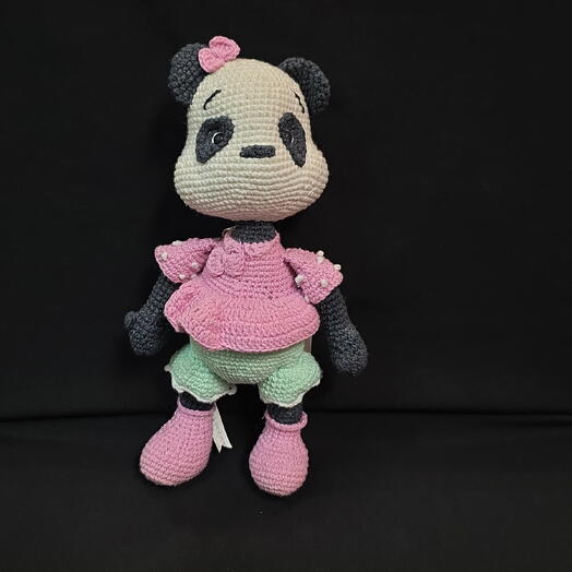 Вязаная панда‑амигуруми в розовом платье и мятных шортиках: игрушка ручной работы