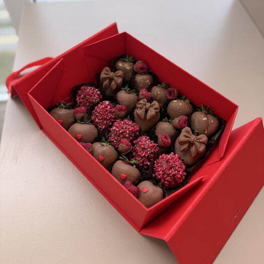 Подарочный бокс «Клубника в молочном шоколаде» 🍓🍫