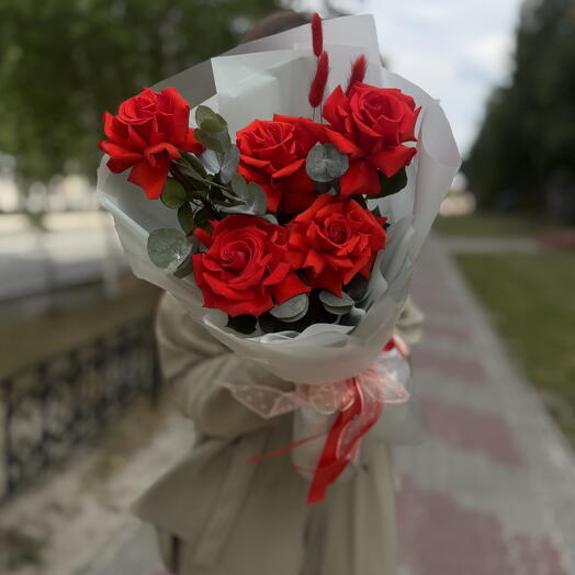 Букет из 5 алых французских роз