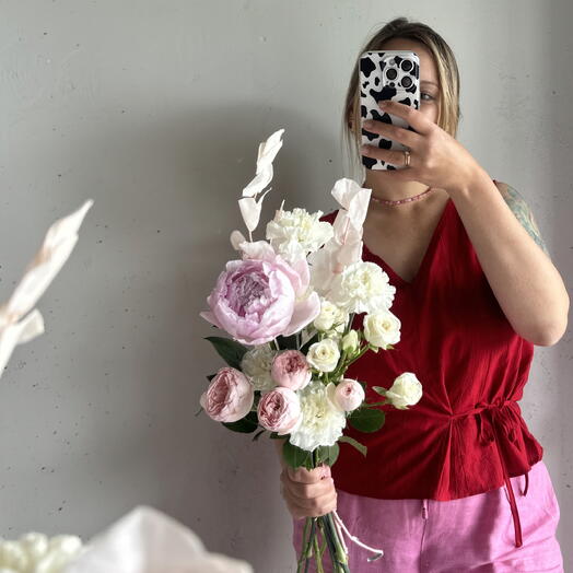 Мини букет - комплимент с пионом, кустовой розой и диантусами 🌸