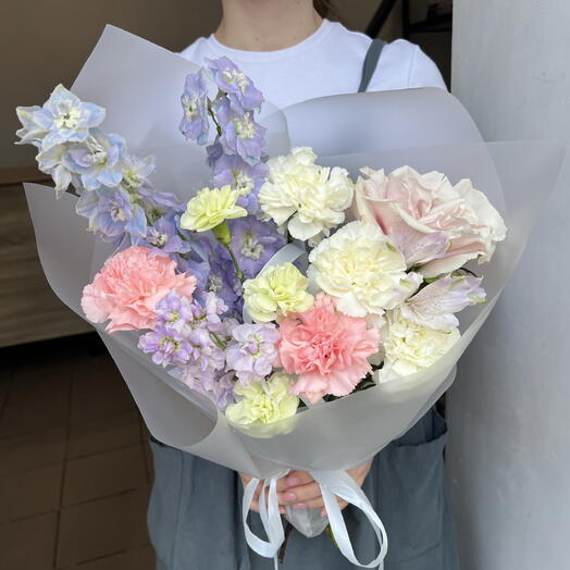 Букет из дельфиниума и гвоздики
