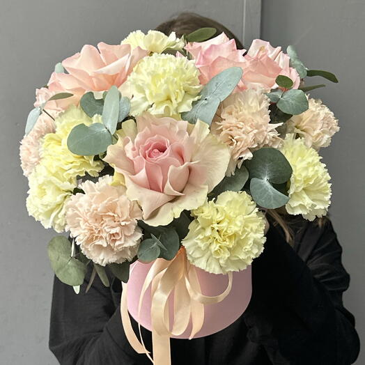 Нежно- розовая композиция с французскими Розами и Диантусами 🌸