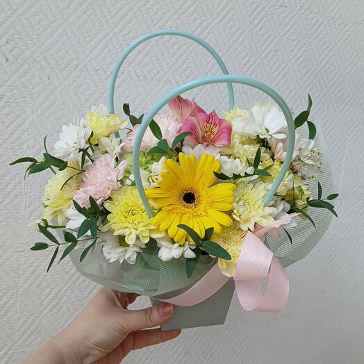 Солнечная композиция из стойки цветов