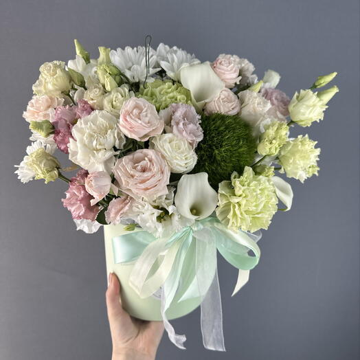Сборная композиция с диантусом, гвоздиками, эустомой, хризантемой,каллами, кустовыми розами и гипсофилой