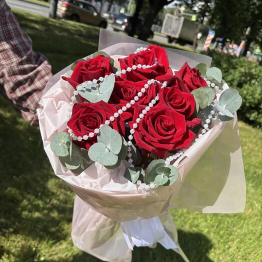 Яркий букет из красных роз