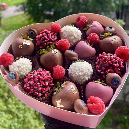 PREMIUM Клубника и четыре шоколада Callebaut️ 🩷 с голубикой в шоколаде и малиной. Сердце для любимой