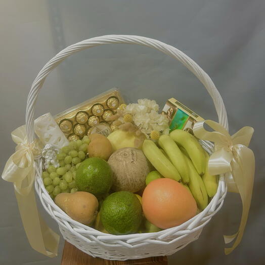 Корзина с фруктами и конфетами (Ферреро, Комильфо)