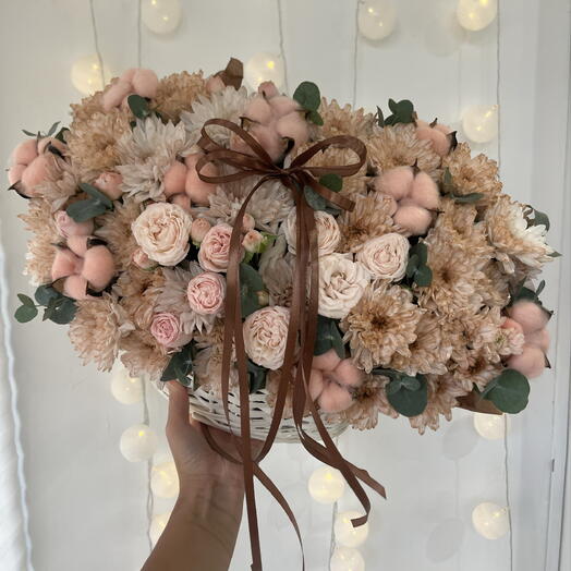 Корзина с цветами:хризантема,пионовидные розы,хлопок и веточки эвкалипта 🌿