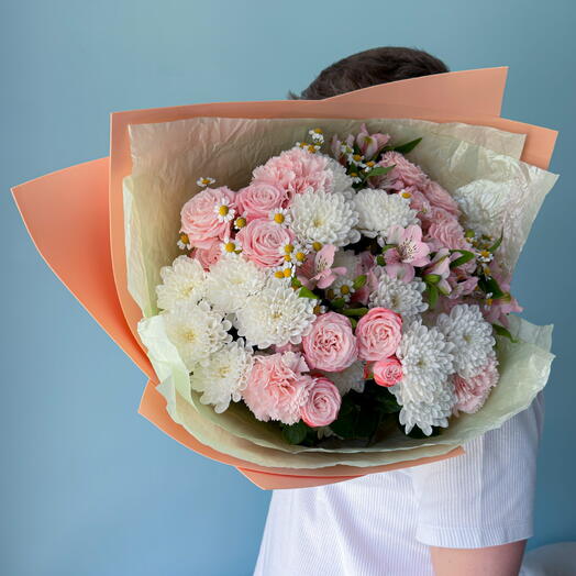 Букет с розами Бомбастик и гвоздиками «Персиковая нежность» 🌸 41290