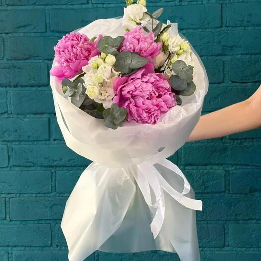 Букет из эустомы и пионов