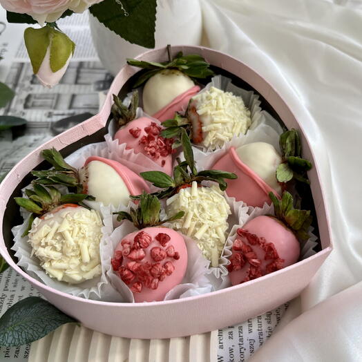 Клубника в подарочной коробке