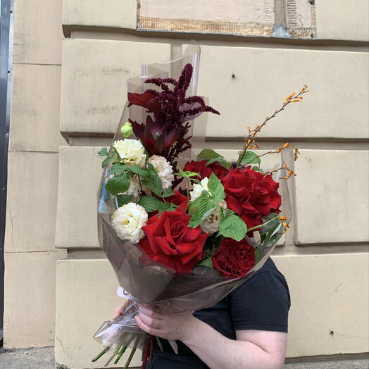 Авторский букет с французскими розами , амарантом и лизиантусами