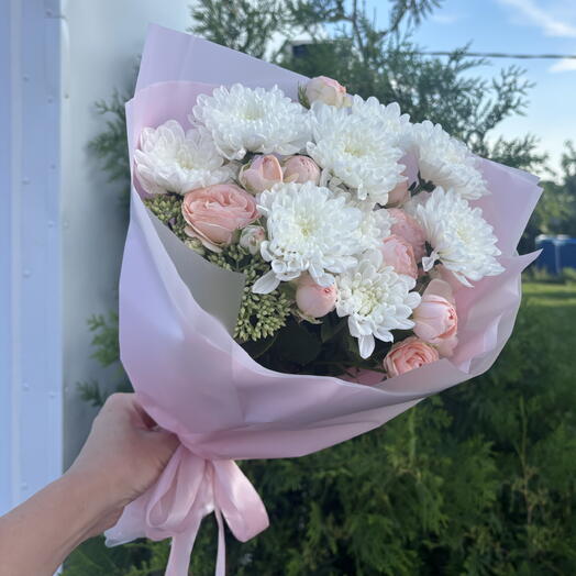 Букет из хризантем и кустовых роз
