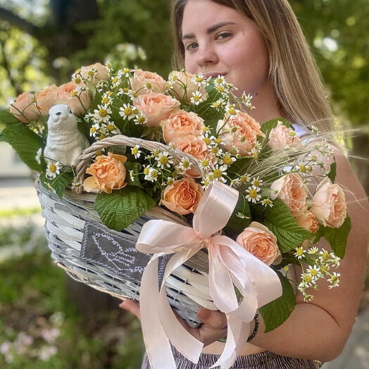 Розы кустовые с ромашка в корзине