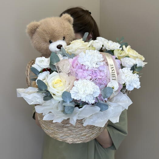 Корзина с цветами и с мягкой игрушкой