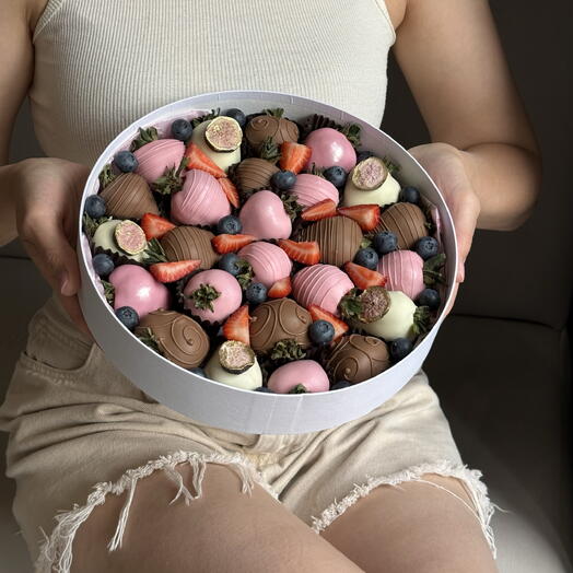 Круглая коробка с миксом клубники в шоколаде