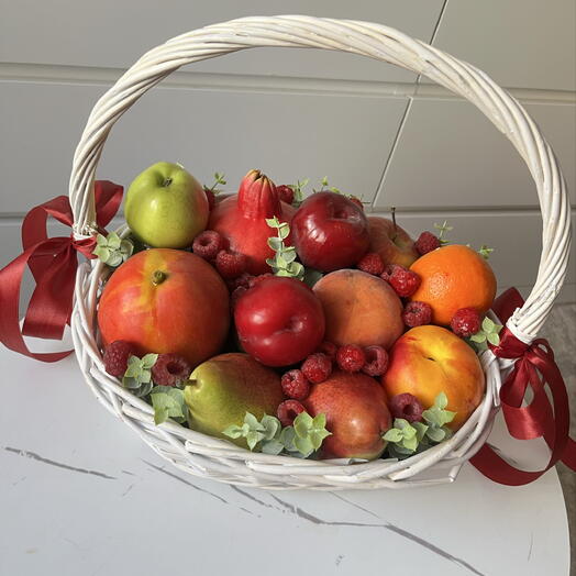 Фруктовая корзина с манго и сезонными фруктами