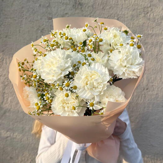 Букет с диантусом и танацетумом