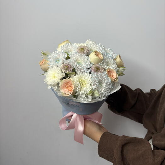 комплиментарная композиция с кустовыми розами