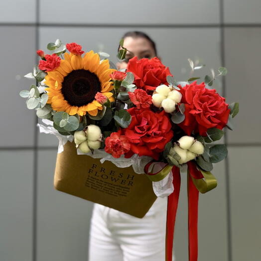🌻️ Букет «Солнечный Поцелуй» / Французская роза, Подсолнух   Хлопок в коробке