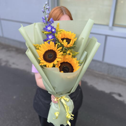 Букет из трех подсолнухов