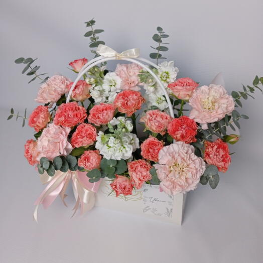 Композиция из кустовых роз, маттиолы, диантуса и эвкалипта