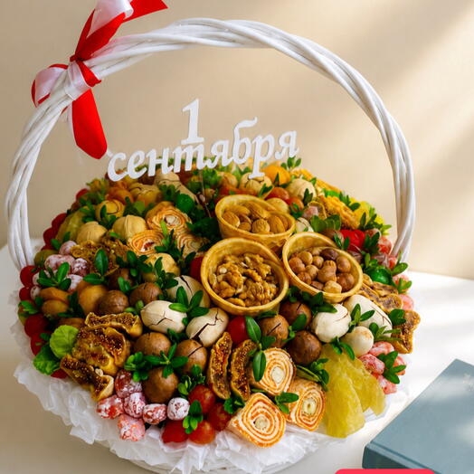 Корзина с сухофруктами и сыром