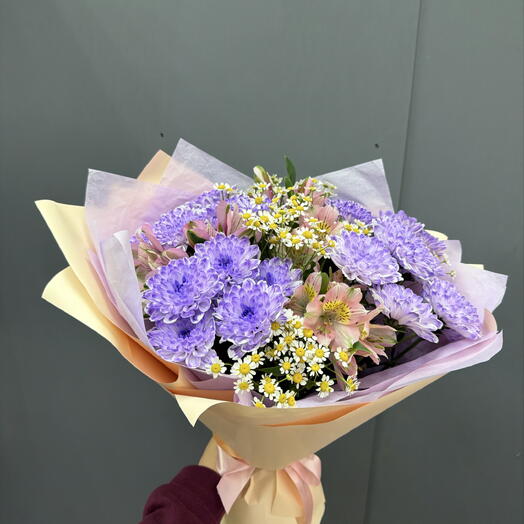 Сборный букет из фиолетовых хризантем, альстромерий и танацетума ☺️