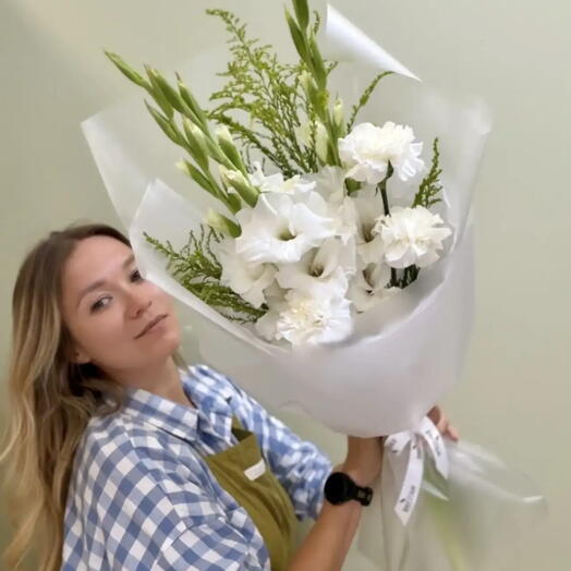 Букет из белых гладиолусов 2 шт. Белых диантусов 3 шт. (Гвоздик). Букет на 1 сентября в школу