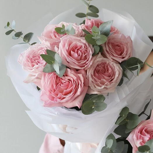 Букет из 7 роз pink ohara и эвкалипта
