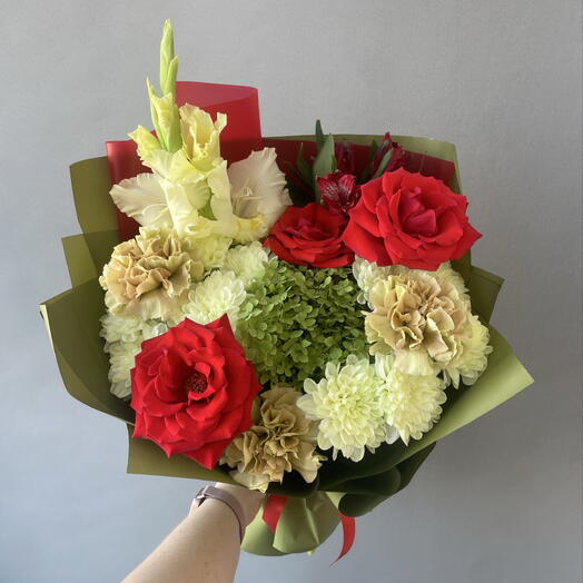 Лаймовый чизкейк 💚 яркий букет с алыми розами, диантусами, хризантемами, гладиолусом