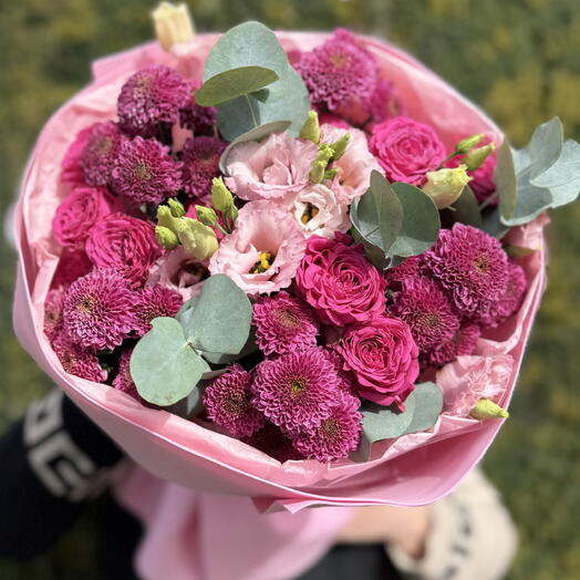 Розовое вино 💞стойкий букет из Сантини , кустовых роз и эустомы