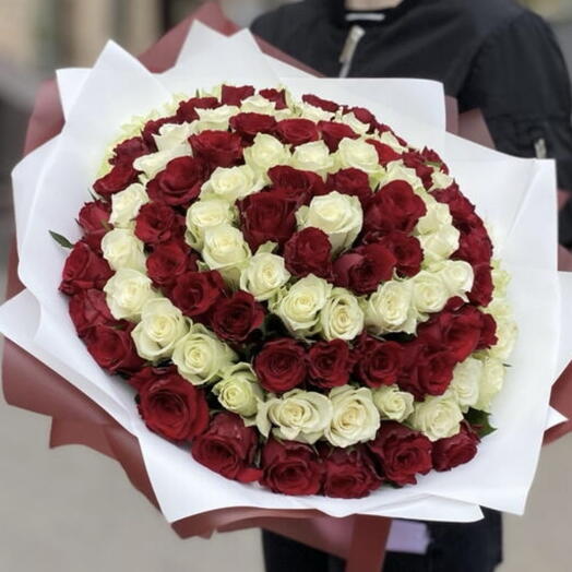 101 красная и белая Роза в букете Вихрь чувств