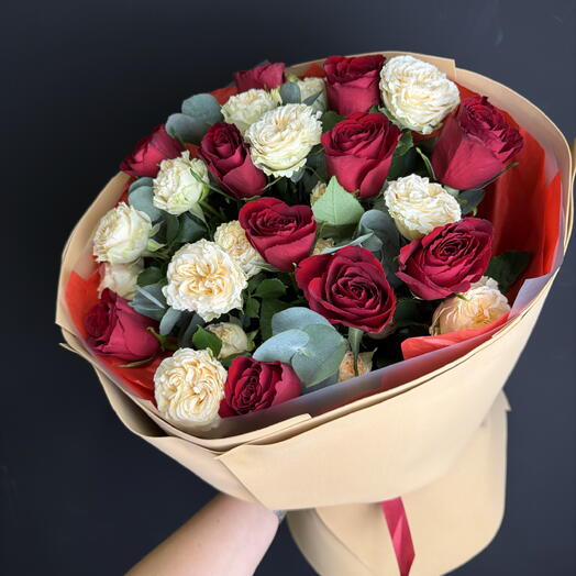 Микс из одноголовых и кустовых роз с эвкалиптом ♥️