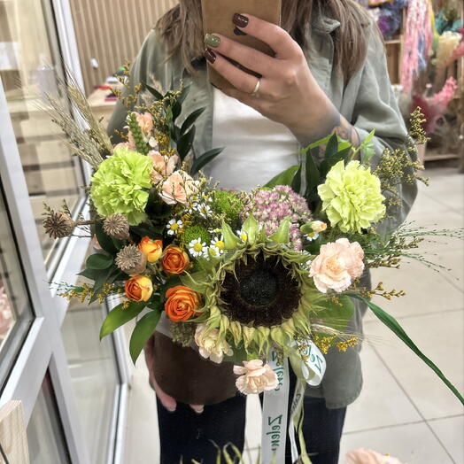 Композиция с подсолнухом и сухоцветами