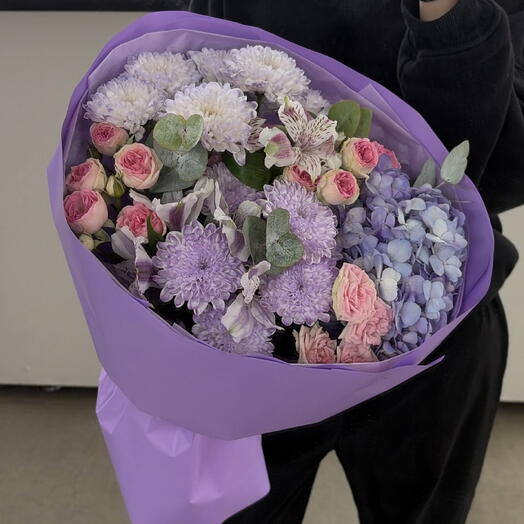 Букет с гортензией и кустовыми розами💕
