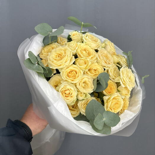 Букет кремовых кустовых роз