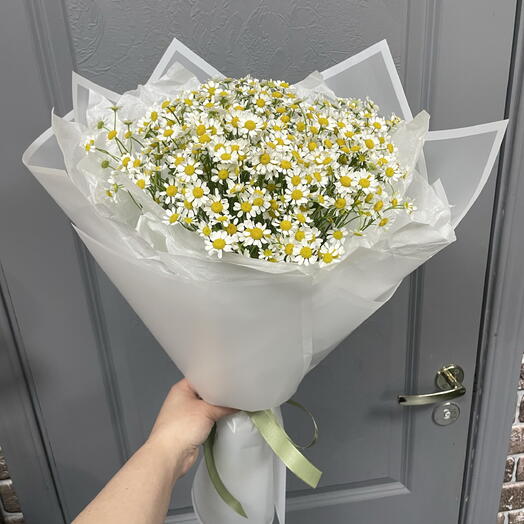 Букет с ромашкой ( танацетум)