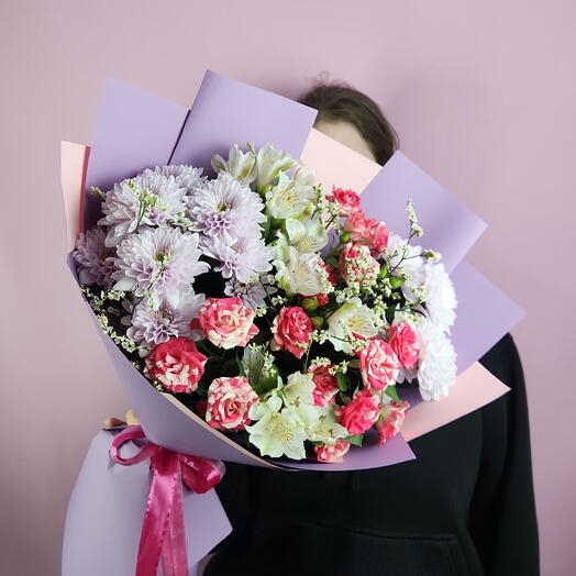Сборный букет М с кустовыми розами и альстромериями