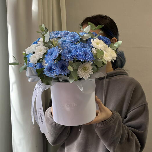 Бело-голубая композиция из хризантем с эвкалиптом
