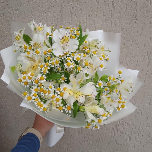 Букет с альстромерией и ромашками