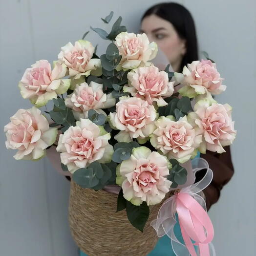 Шикарная корзина с французскими розами🤍
